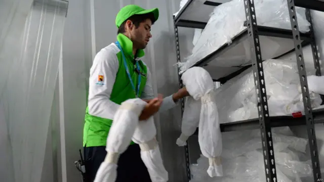 اس کے علاوہ لُو لگنے سے بچنے کے لیے انھیں گردن کے گرد لپیٹنے کے لیے برف بھرے تولیے بھی فراہم کیے جا رہے ہیں۔