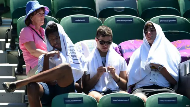 کھلاڑیوں کے علاوہ مقابلے دیکھنے کے لیے آنے والے تماشائی بھی گرمی سے تنگ ہوئے۔