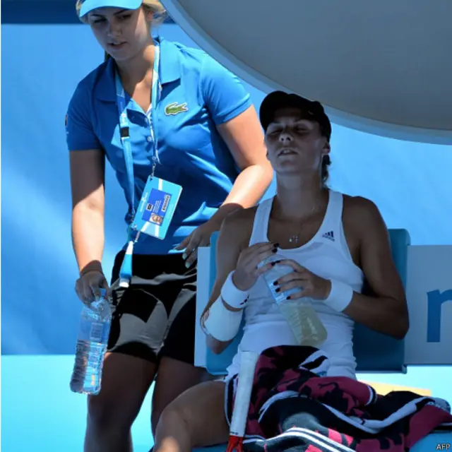 یہ ٹینس مقابلے میلبرن پارک میں کھیلے جا رہے ہیں جہاں منگل کو درجۂ حرارت 42 سنٹی گریڈ تک پہنچ گیا۔