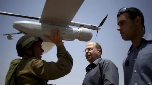ایک اسرائیلی فوجی ڈرون طیارہ اسرائیلی وزیرِدفاع موشے یالون کو دکھا رہا ہے 