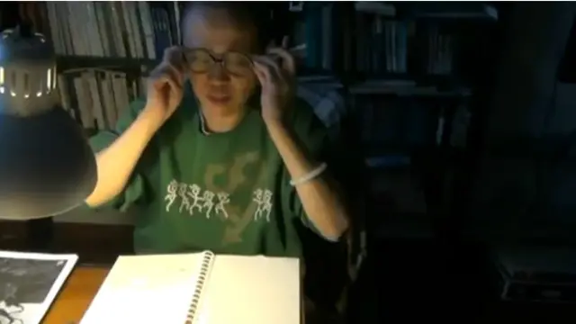 独立中文笔会和刘晓波之友提供的刘霞朗诵诗歌的视频截图(14/01/2014)