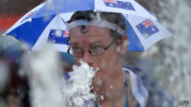 Человек пьет воду