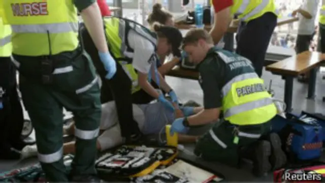 Врачи оказывают помощь