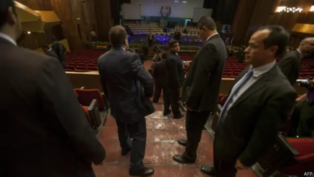 Aparat keamanan mengamankan lokasi pelemparan tepung.