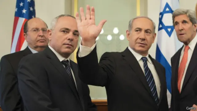 کری (راست) نتانیاهو (وسط) و یعلون (نفر اول از چپ). نتانیاهو هم از اظهارات یعلون انتقاد کرد