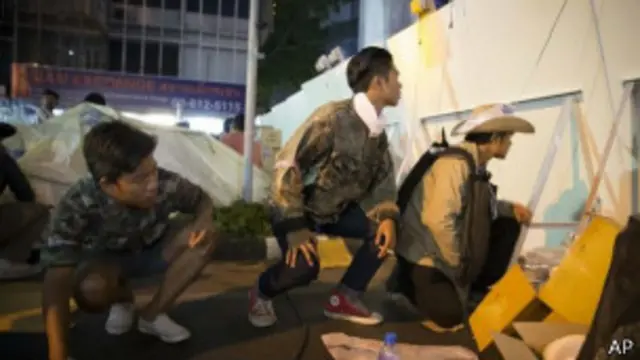 قال المتظاهرون إنهم لن يبرحوا أماكنهم حتى تستقيل رئيسة الوزراء ينغلوك شيناواترا وحكومتها. 