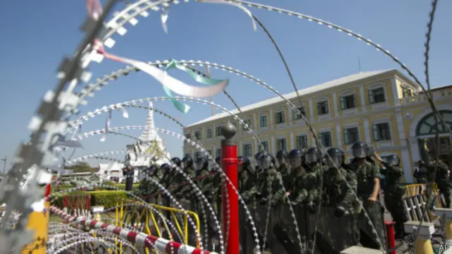 士兵在曼谷国防部大楼外守护。