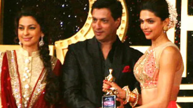 دیپکا پاڈوکون کو اداکارہ جوہی چاولہ نے اعزاز سے نوازا