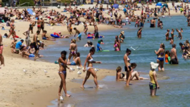 Fãs de tênis estão estão enfrentando altas temperaturas em Melbourne (Foto: Getty)