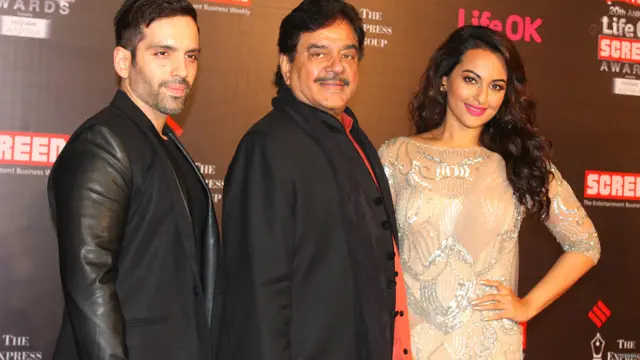 सोनाक्षी सिन्हा अपने पिता शत्रुघ्न सिन्हा और भाई के साथ 