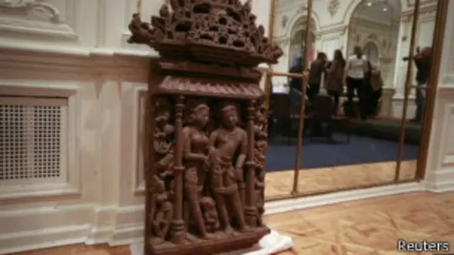 පිළිම තුන ඉන්දියානු කෝවිල් වලින් සොරකම් කරන ලද ඒවා වෙති.