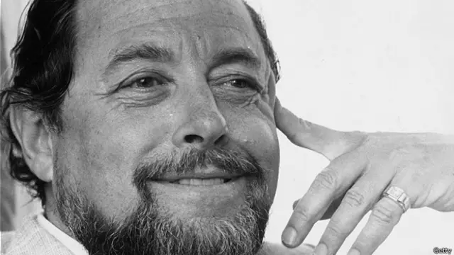 عنوان کتاب 'سفری به اکو اسپرینگ' برگرفته از یک دیالوگ در نمایشنامه ای از تنسی ویلیامز است