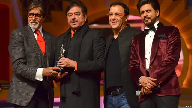 امیتابھ بچن کو چار دہائیوں سے بھی زیادہ عرصے سے فلم انڈسٹری میں خدمات انجام دینے کے لیے اس تقریب میں’لائف ٹائم اچیومنٹ ایوارڈ‘ سے نوازا گیا۔ سٹیج پر امیتابھ کے ساتھ شتروگھن سنہا، ہدایت کار ودو ونود چوپڑہ اور شاہ رخ خان بھی موجود تھے