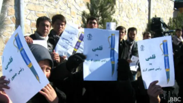 معترضان این قلم را به آقای کرزی اهدا کردند تا تاکید خود بر اهمیت امضای این پیمان را نشان دهند