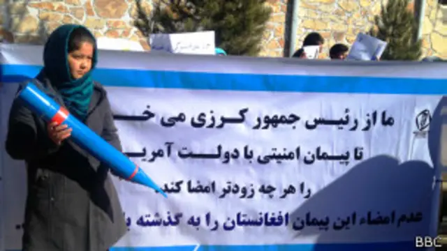 معترضان معتقدند که اگر آقای کرزی این پیمان را امضا نکند، کشور به سوی بحران و جنگهای داخلی پیش خواهد رفت