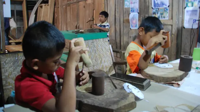 Anak-anak menatah wayang