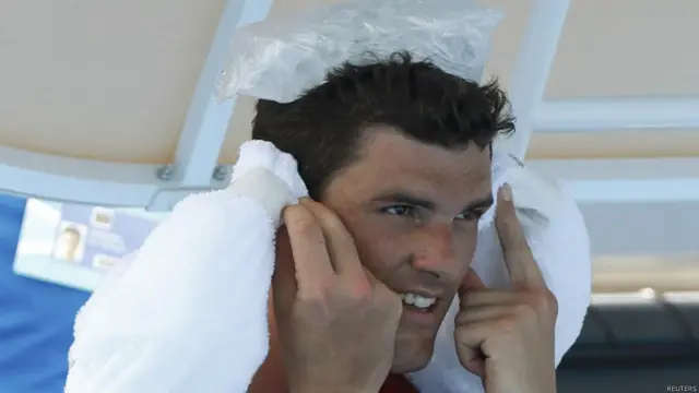Dancevic se refresca con bolsas de hielo