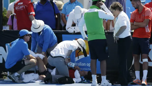 Frank Dancevic tumbado sobre la pista de tenis