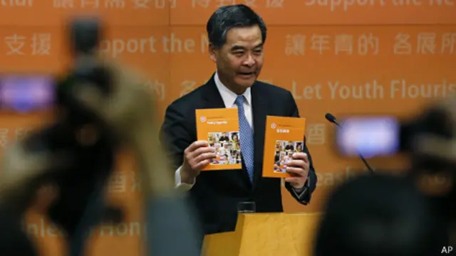 梁振英向媒體記者展示施政報告印刷本（15/1/2014）