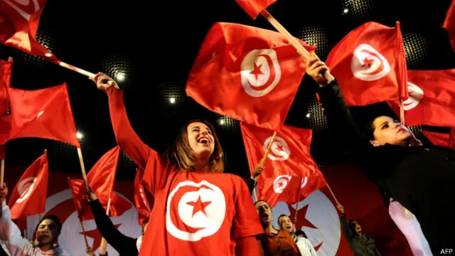 تونسی ها از نعمت آزادی که انقلاب برای آنها به ارمغان آورده، سپاسگزارند اما از اینکه بهبودی در وضعیت زندگی آنها ایجاد نشده، شکایت دارند