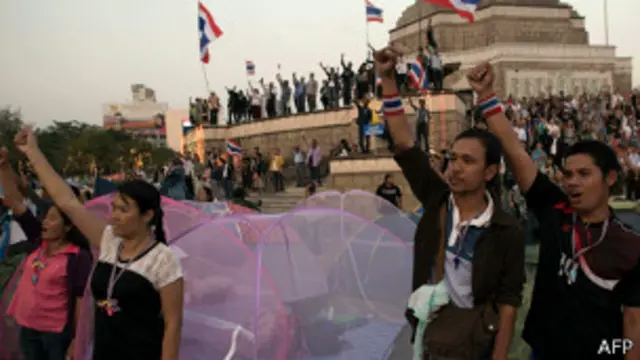 තායිලන්ත ආණ්ඩුවට එරෙහි උද්ඝෝෂකයෝ ජාතික ගීය ගයමින්.