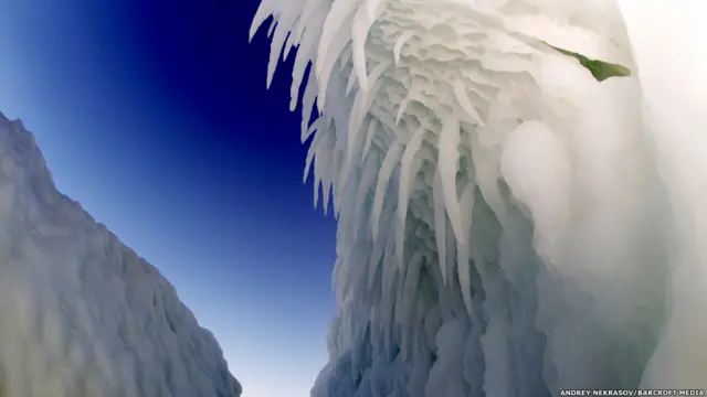 बैकल झील के किनारे बनी बर्फ़ की आकृतियाँ. ऐंड्रे नेकरासोव