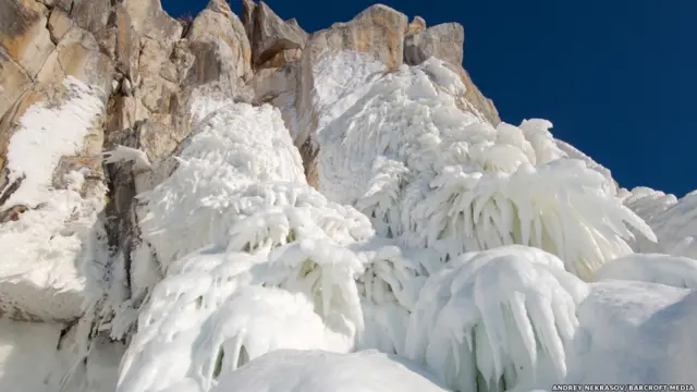 बैकल झील की गुफाओं के पास बने बर्फ के तटबंध. ऐंड्रे नेकरासोव