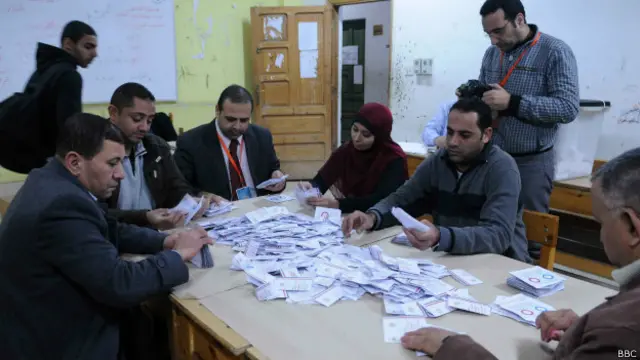 الجيش شكر الشعب على التصويت في الاستفتاء الذي لم تٌعرف نسبة الإقبال عليه بعد.