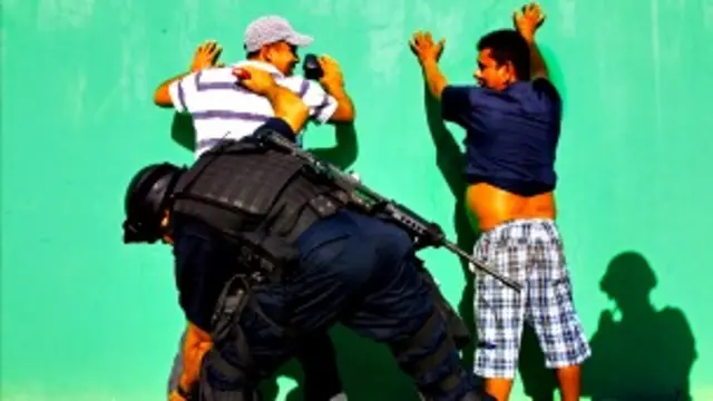 Policia revisa a personas en Apatzingán, Michoacán