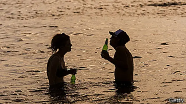 Gente en la playa en Melbourne