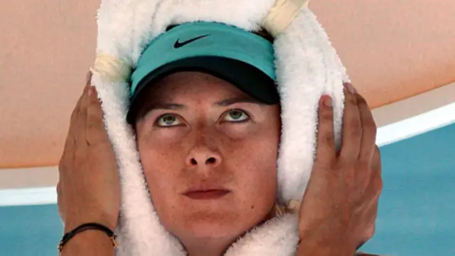 الروسية ماريا شارابوفا تستخدم الثلج اثناء فترة استراحة