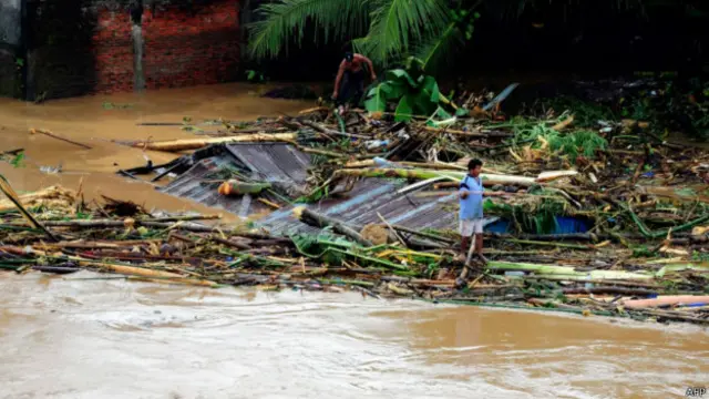 Sebagian sungai di Manado meluap dan menenggelamkan ribuan rumah.
