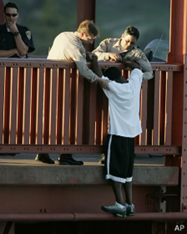 Patrulla rescata a hombre que se quería suicidar en el puente Golden Gate