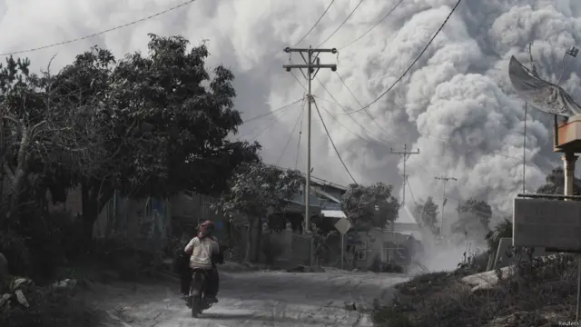 Penduduk menggunakan jalan berlumpu di desa Beras Tepu, Karo