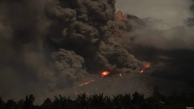 اس سے پہلے 24 اکتوبر 2013 کو ماؤنٹ سنابونگ کا آتش فشاں پھٹا تھا جس کی وجہ سے ارد گرد کی فضا میں غبار چھا گیا تھا۔