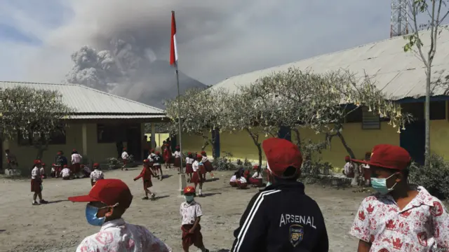 Para siswa terlihat mengenakan masker pembantu pernafasan di sekolah