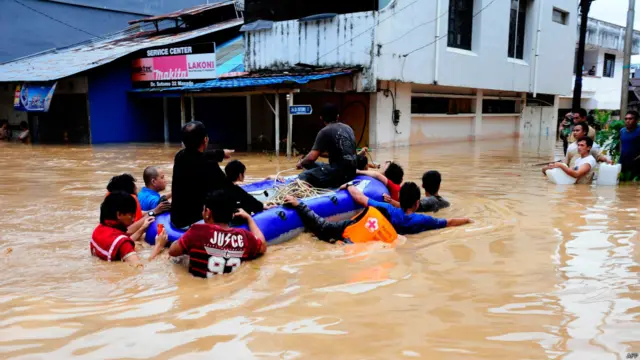 Tim SAR membantu korban banjir di Manado