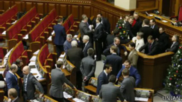 Несмотря на попытку оппозиции блокировать трибуну, бюджет приняли