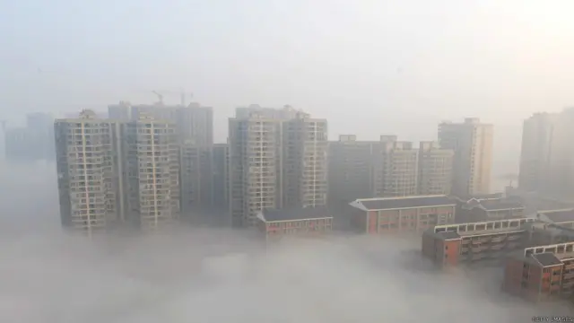 Khói mù cũng bao phủ các tòa nhà ở Trường Sa, thủ phủ tỉnh Hồ Nam. Các thành phố tại Trung Quốc thường xuyên bị không khí ô nhiễm bao phủ do các nhà máy và nhà máy điện chạy bằng than, và hàng triệu xe cộ chạy trên đường phố.  
