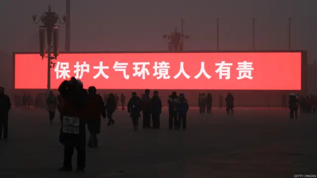 Màn hình LED tại Quảng trường Thiên An Môn với dòng khẩu hiệu "bảo vệ môi trường không khí là trách nhiệm của tất cả mọi người".