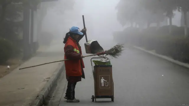 Các nghiên cứu ước tính ô nhiễm không khí khiến hàng trăm ngàn người chết sớm mỗi năm. Đầu tuần này, tình trạng khói mù dày đặc cũng bao trùm các thành phố Vũ Hán và Hong Kong. 