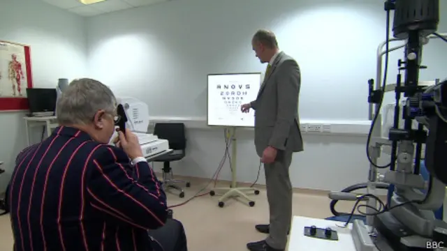 Depois do tratamento, Wyatt passou a enxergar três linhas a mais em um teste de visão