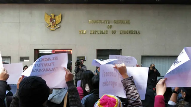 香港印尼家佣工会到印尼总领事馆抗议（BBC中文网图片16/1/2014）