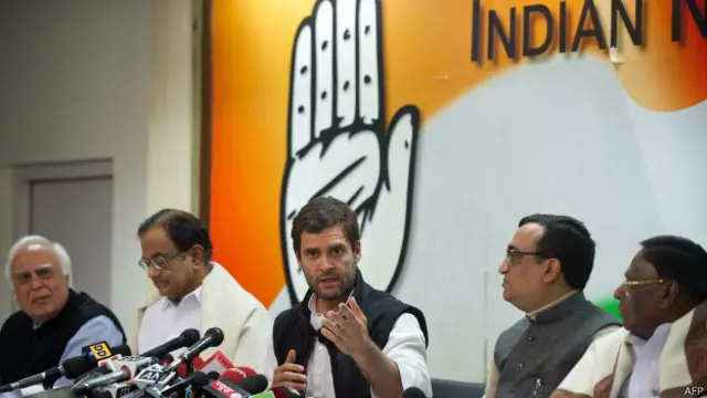 राहुल गाँधी कांग्रेस पार्टी के अन्य नेताओँ के साथ