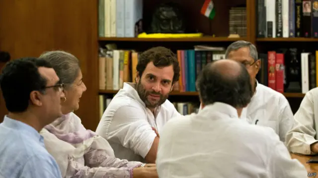 राहुल गाँधी कांग्रेस के अन्य नेताओँ के साथ