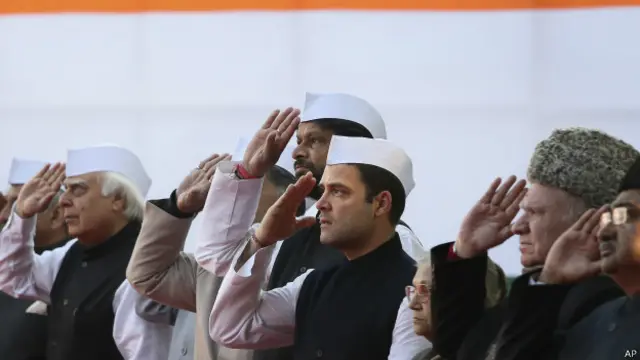 राहुल गाँधी कांग्रेस के अन्य नेताओँ के साथ