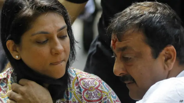 कांग्रेस सांसद प्रिया दत्त और उनके भाई संजय दत्त