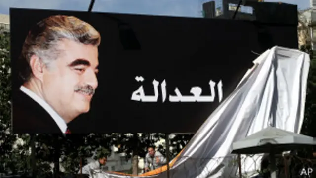 Постер с изображением Рафика Харири и словом "справедливость" по-арабски