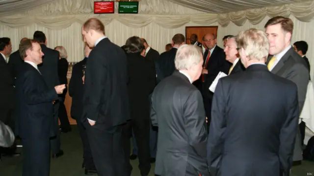 Lễ tiếp tân trước khi buổi lễ chính thức của Mạng lưới Việt Nam - Anh Quốc được tổ chức tại trụ sở Nghị viện ở Westminster. Khách gồm có các quan chức tài chính, ngành sản xuất quân sự, dầu khí và chính giới Anh.