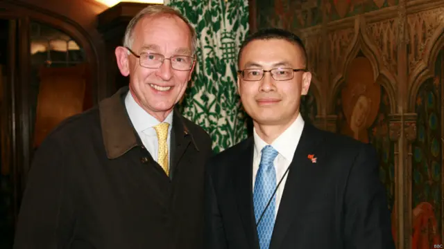 Cựu đại sứ Warwick Morris của Anh và đương kim đại sứ Việt Nam, ông Vũ Quang Minh.